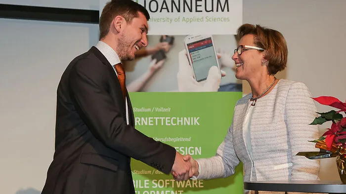 Sonja Gögele, Leiterin des Instituts Internet-Technologien & -Anwendungen, gratuliert Martin Fruhmann bei der Graduierung im November zum abgeschlossenen Studium.