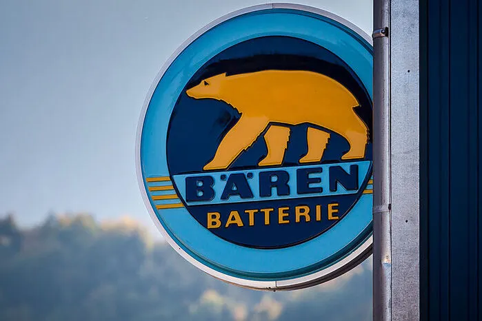 Die Bären-Batterien für Pkw und Lkw gehören mittlerweile zum 1942 gegründeten multinationalen Konzern FIAMM aus Italien. Das Unternehmen hält weltweit rund 20 Marken.