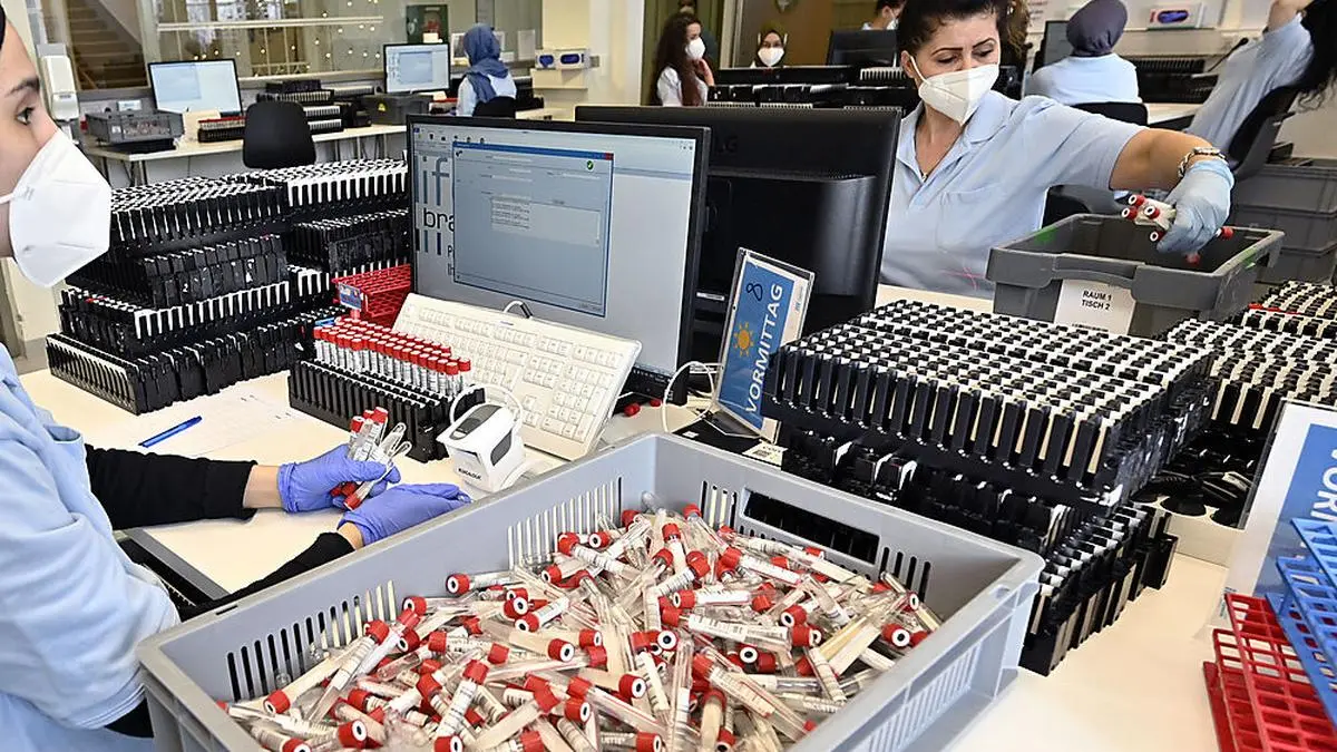 ABD0013_20211215 - WIEN - ÖSTERREICH: ++ THEMENBILD ++ Der Laboranbieter Lifebrain am Standort in der Klinik Wien-Penzing wertet die PCR-Tests des "Alles gurgelt"-Programms aus. Im Bild eine Situation am Freitag, 10. Dezember 2021. - FOTO: APA/HANS PUNZ