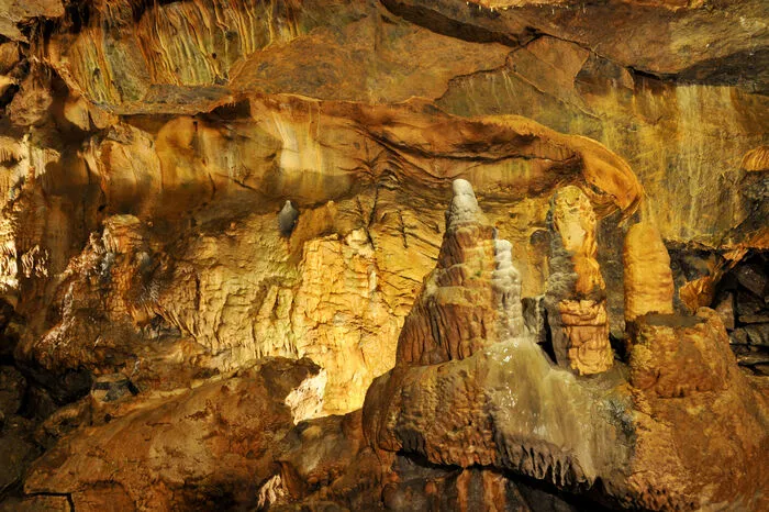 Die Zeytinlitaşı Höhle lockt ihre Besucher mit einer einzigartigen Kulisse von Tropfsteinen und Säulen aus Kreidekalkstein. Von der 14 Meter hohen Decke und auf dem Boden bilden sich Stalaktiten und Stalagmiten, die sich im Wasser zwischen den unterirdischen Säulen spiegeln. Die geheimnisvolle Atmosphäre in der Höhle wird durch die charakteristischen Sinterröhrchen, ebenfalls eine Art von Tropfstein, noch verstärkt.