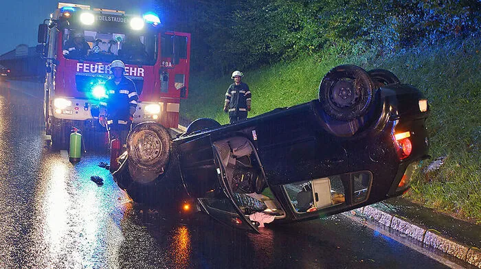 Das Unfallfahrzeug kam auf der B73 auf dem Dach zu liegen