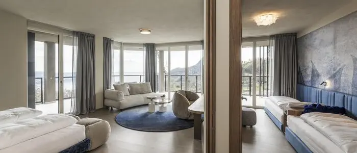Blick in eine Suite des Stroblhof Lake Garda Active Family Spa Resort, das Schranz ausgestattet hat
