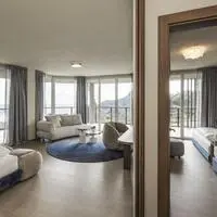 Blick in eine Suite des Stroblhof Lake Garda Active Family Spa Resort, das Schranz ausgestattet hat