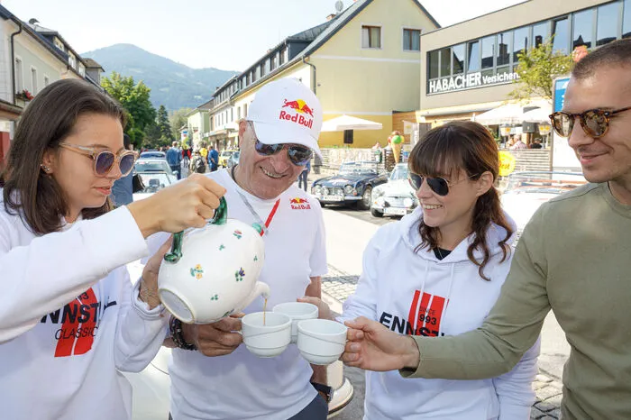 ... frischer Kaffee waren die Zutaten von Cars &amp; Coffee. Auch Rennsport-Legende Dieter Quester genoss den Classic-Kaffee.