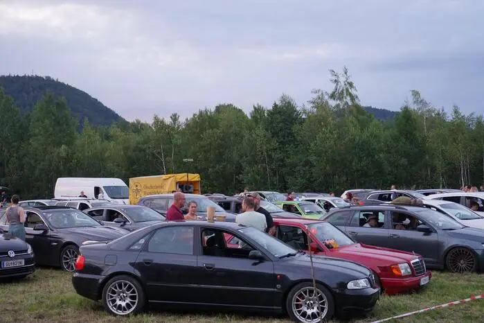 Zahlreiche Besucherinnen und Besucher fuhren mit ihren Fahrzeugen auf das Areal und sahen sich die Filme „Hoopers” und „Blood & Sinners” an.