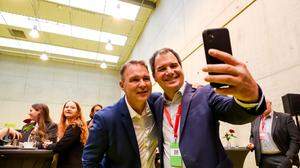 Der frühere steirische SPÖ-Chef Michael Schickhofer freut sich über ein Selfie mit Andreas Babler