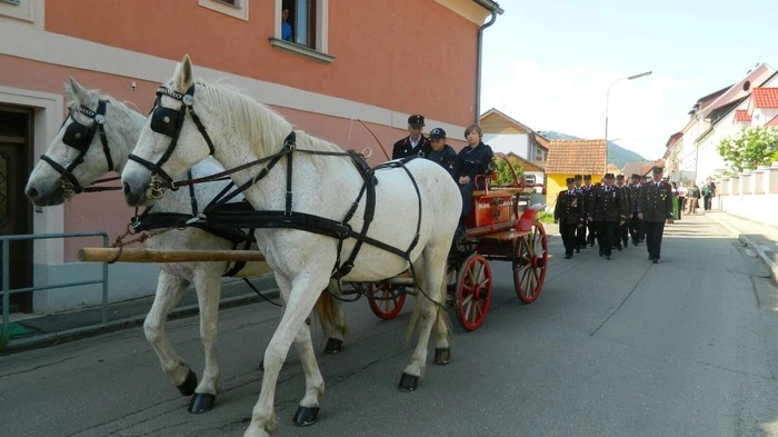Monatelang hatten Freiwillige in Kraubath ein Ziel: Eine 190 Jahre alte Feuerwehrkutsche zu restaurieren. Am Florianitag wurde das Prachtstück gesegnet.