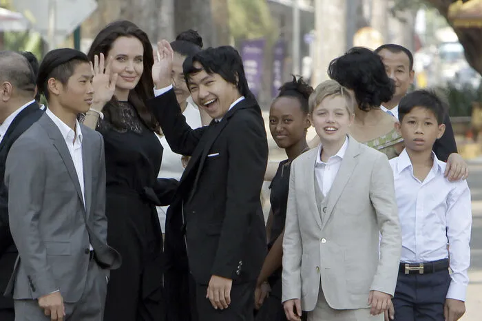 Immer an der Seite der strahlenden Hollywood- Aktrice ihre sechs Kinder. Maddox, Pax, Zahara, Shiloh sowie die Zwillinge Vivienne und Knox. 
