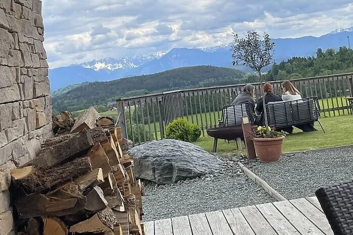 Nur ein paar Schritte vom Gastgarten am Feldkirchner Trippelgut entfernt genießt man die Aussicht direkt auf die Weinberge