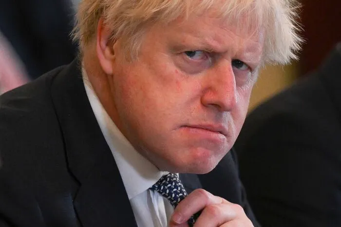 Kurz zuvor war Johnson auch von Finanzminister Nadhim Zahawi zum Rücktritt aufgefordert worden.14 Minister waren in den Tagen zuvor aus Protest gegen Johnson zurückgetreten.