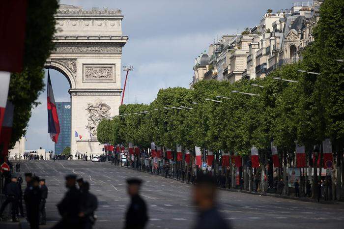 Einer der Höhepunkte der Feierlichkeiten wird die Fahrt über den Prachtboulevard Champs-Elysees zum Pariser Triumphbogen