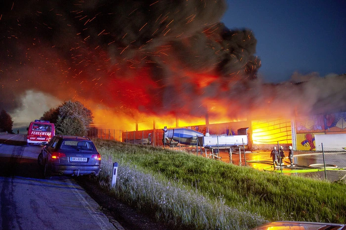 In einer Halle, in der sich Plastik, Altpapier und Altstoffbehälter befanden, war gegen 3.30 Uhr aus noch ungeklärter Ursache ein Feuer ausgebrochen.