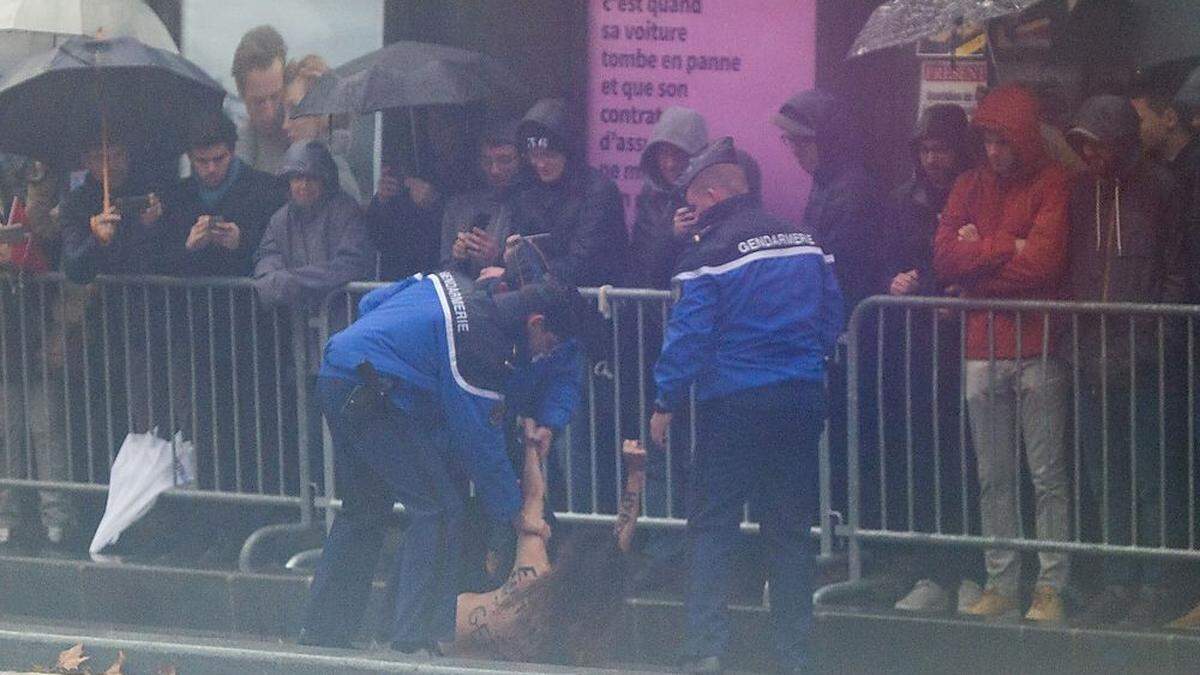 Polizisten zerrten die Aktivistin von der Straße