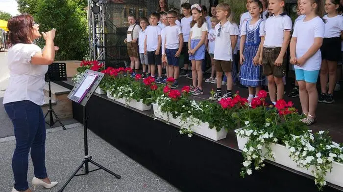 Im Beisein von Bürgermeister Franz Jost, beider Vizebürgermeister Roland Gogg und Harald Peindl, Kulturreferent Gregor Sommer und Ortsvorsteher Finanzstadtrat Christian Sommerbauer eröffneten die Kinder der Volksschule mit Schulleiterin Monika Kaplan einen unterhaltsamen Nachmittag für Groß und Klein. 