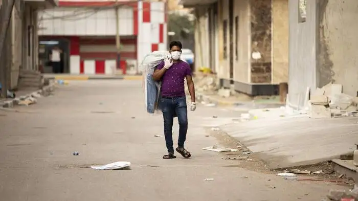 Der Irak litt in den vergangenen Jahren unter bewaffneten Konflikten. Dann kam der unsichtbare Feind. Dieser Mann in Basra hatte eine Maske ergattert.