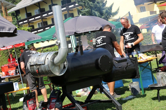 Die Hobbygriller aus ganz Kärnten reisten mit selbst gebastelten Grillern an.