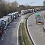 ABD0037_20200316 - FRANKFURT (ODER) - DEUTSCHLAND: 16.03.2020, Brandenburg, Frankfurt (Oder): Lastwagen stauen sich auf der Autobahn 12 vor dem deutsch-polnischen Grenzbergang. Polen hat seit Sonntagmorgen wegen der Corona-Krise fr alle Auslnder die Grenzen geschlossen. Polnische Staatsbrger drfen zwar weiterhin einreisen, mssen aber in Quarantne. Foto: Patrick Pleul/dpa-Zentralbild/dpa +++ dpa-Bildfunk +++. - FOTO: APA/dpa-Zentralbild/Patrick Pleul