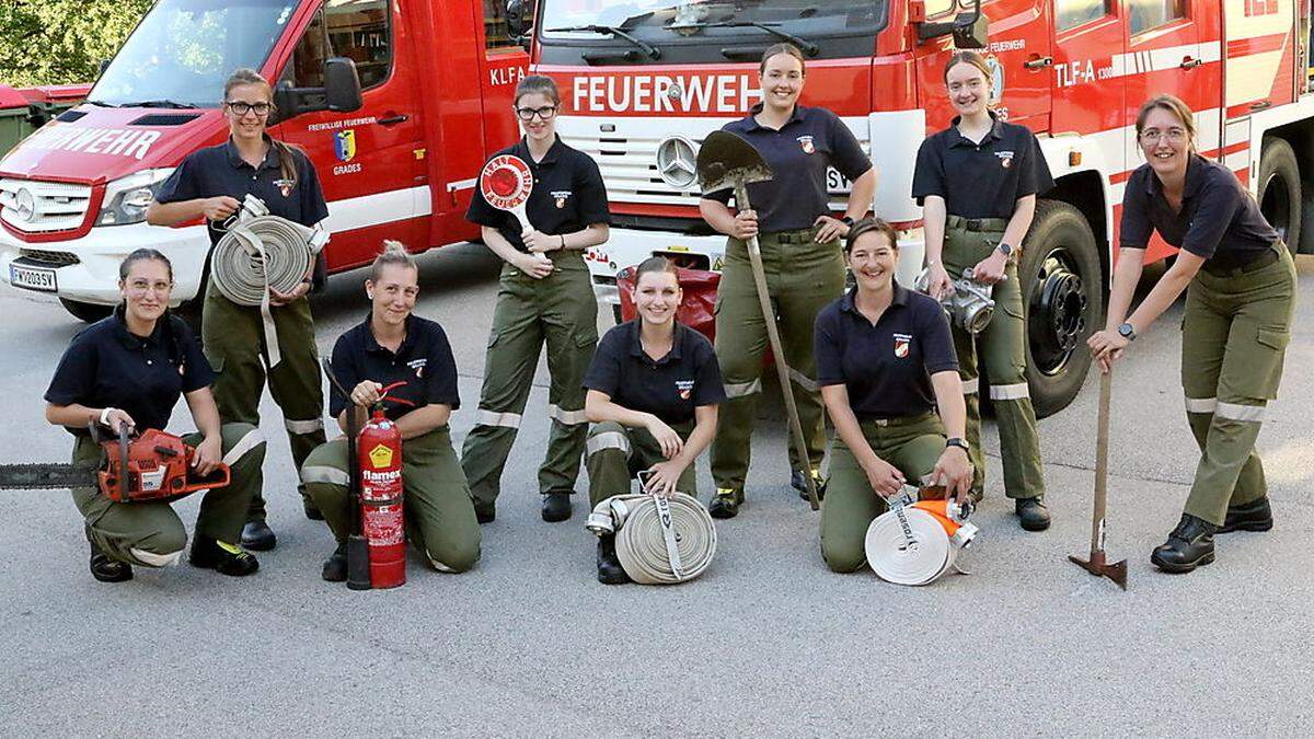 Die Feuerwehrdamen aus Grades von links: Marina Staudach, Melanie Steiger, Sabrina Staudach, Jeannine Steiger, Verena Geier, Elena, Margit und Carmen Bergner und Bianca Steiger