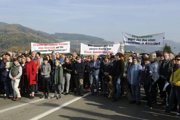 Ins Leben gerufen wurde die Bürgerinitiative von Ulrike und Jürgen Streitmayer, beide praktische Ärzte in Leoben, die in Proleb wohnen. Sie moderierten die Kundgebung an der Landesstraße auch.