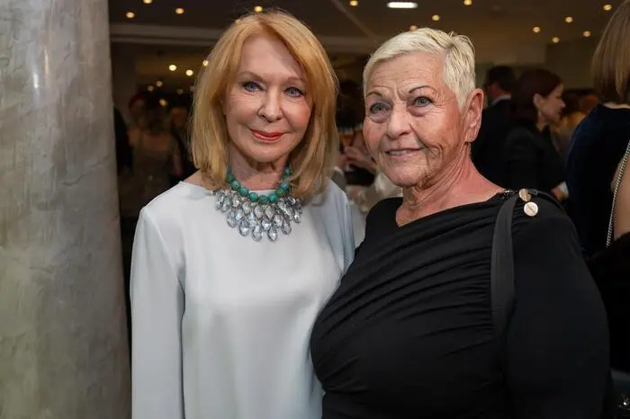 Astro-Expertin Gerda Rogers und Martha Margit Butbul, bekannt als Jazz Gitti