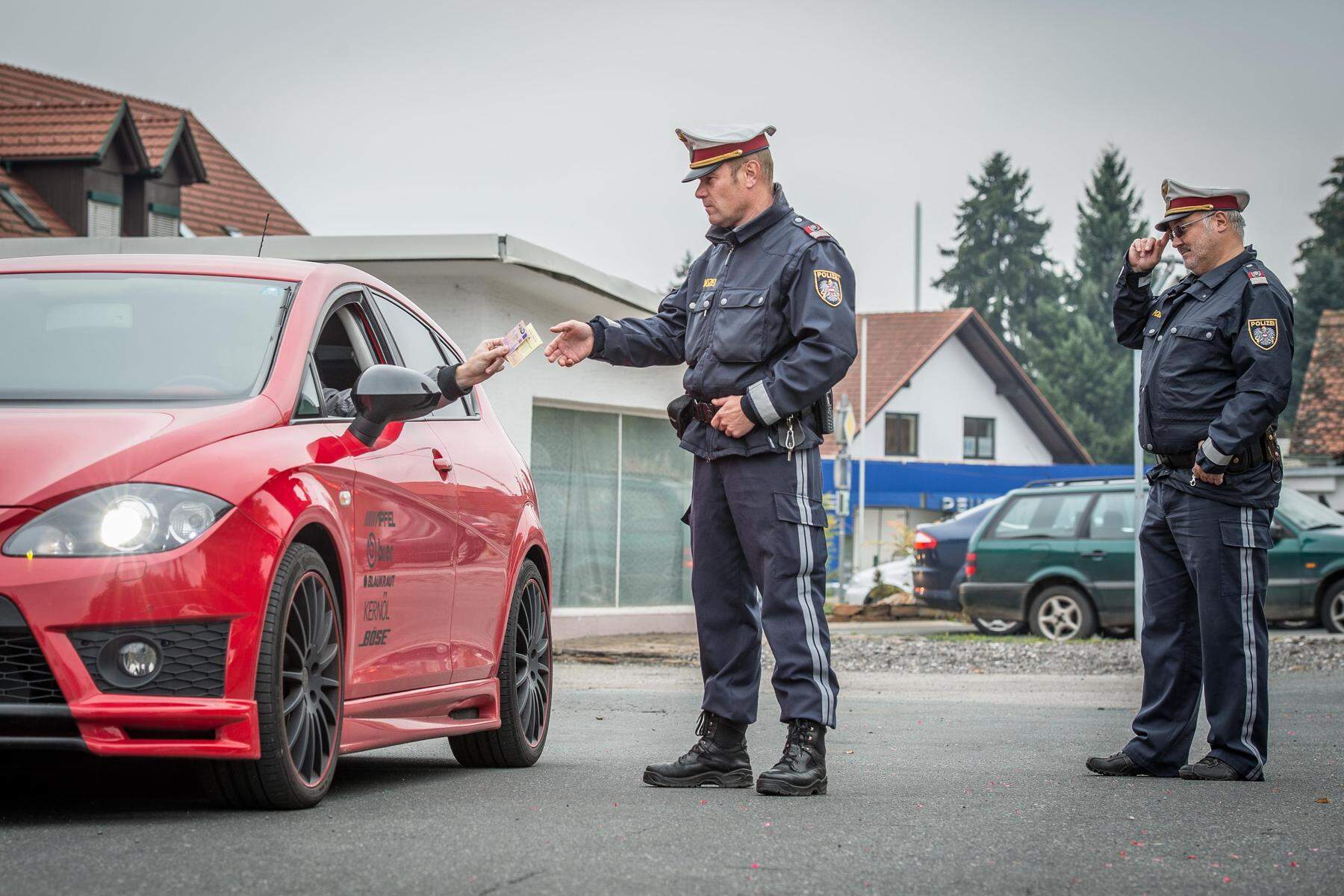 200 Übertretungen: Polizei „crashte“ Auto-Tuner-Treffen mit 700 Fahrzeugen