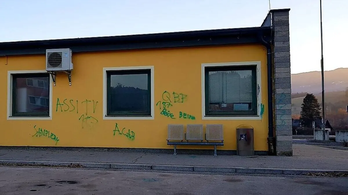 Die Fassade des Bahnhofs in St. Paul im Lavanttal wurde besprüht