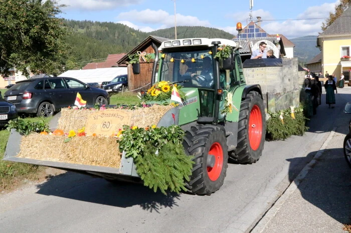 ... sowie der festliche Umzug mit acht geschmückten Erntewagen. 