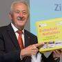 Präsident Rudolf Schober präsentierte die Notfallbox