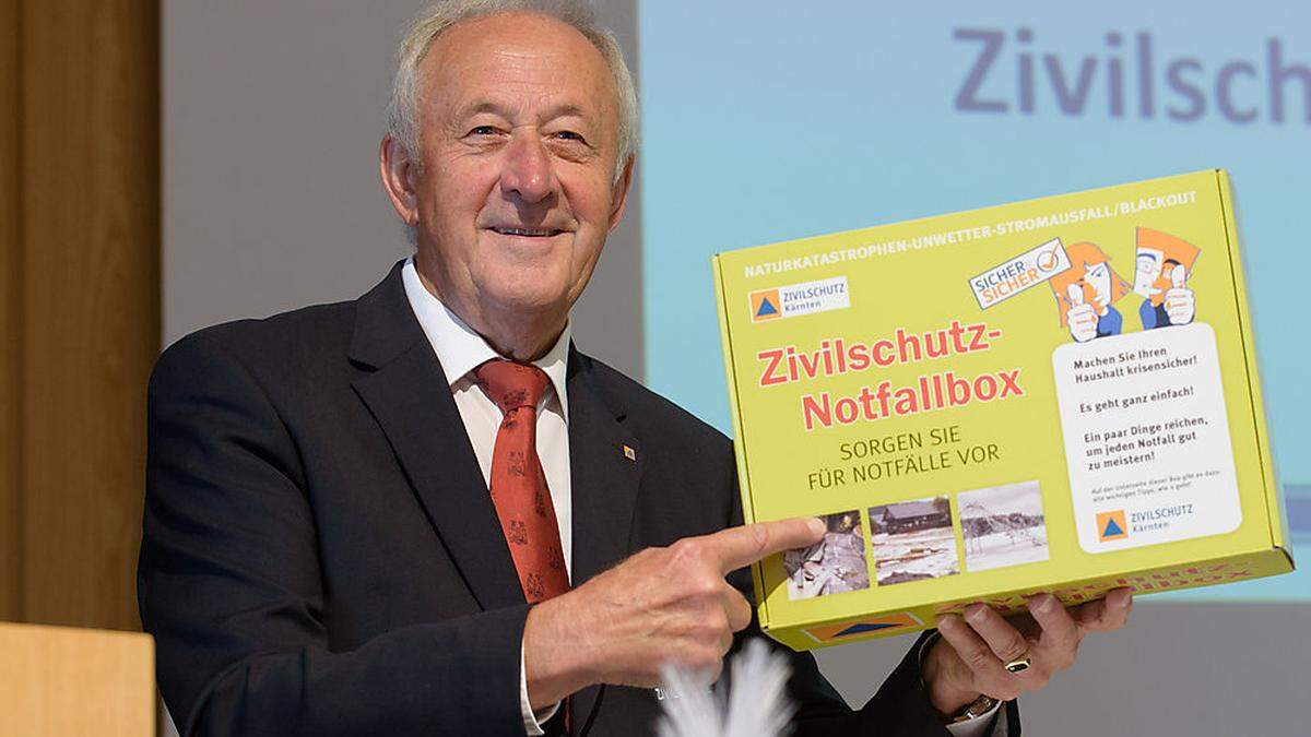 Präsident Rudolf Schober präsentierte die Notfallbox