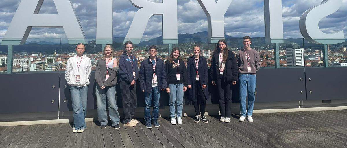 Die Schülerinnen und Schüler auf dem Dach des Styria Media Centers in Graz