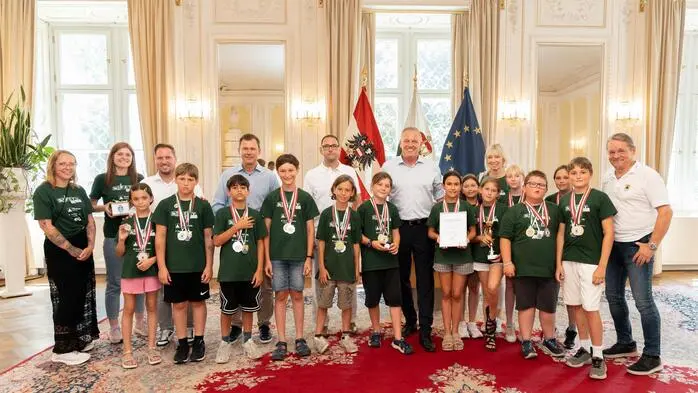 Landeshauptmann Mario Kunasek mit den Schülern der 4. Klasse der Volksschule Frauenberg, die das Landesfinale der Kindersicherheitsolympiade „SAFETY-Tour“ für sich entscheiden konnten