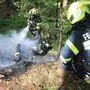 Die Feuerwehr löschte das brennende Motorrad