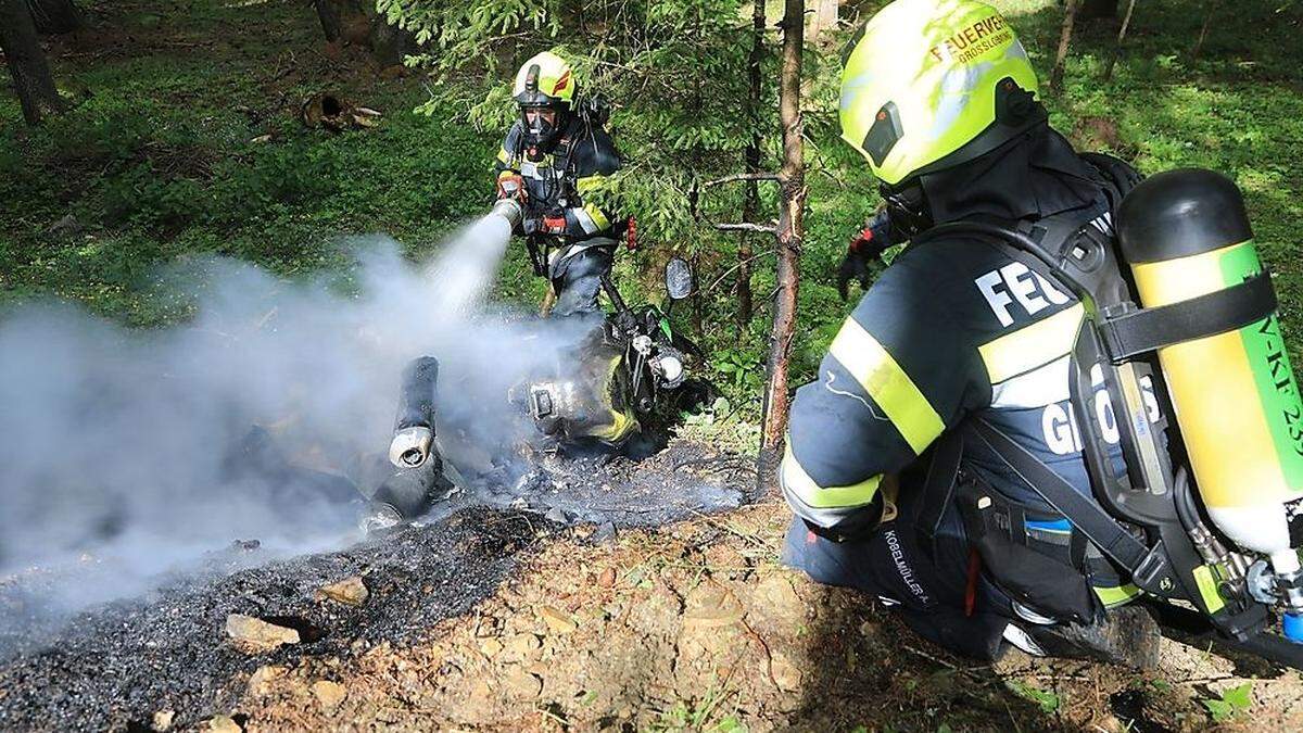 Die Feuerwehr löschte das brennende Motorrad