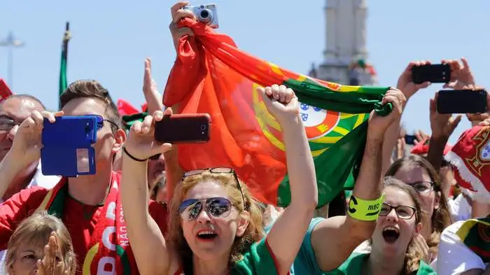 Die portugiesischen Fans hießen die frisch gebackenen Europameister in der Heimat willkommen. Klicken Sie sich durch die besten Bilder.