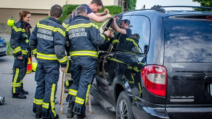 Die Einsatzkräfte der Feuerwehr konnten die Fahrertür rasch öffnen und den Buben befreien.
