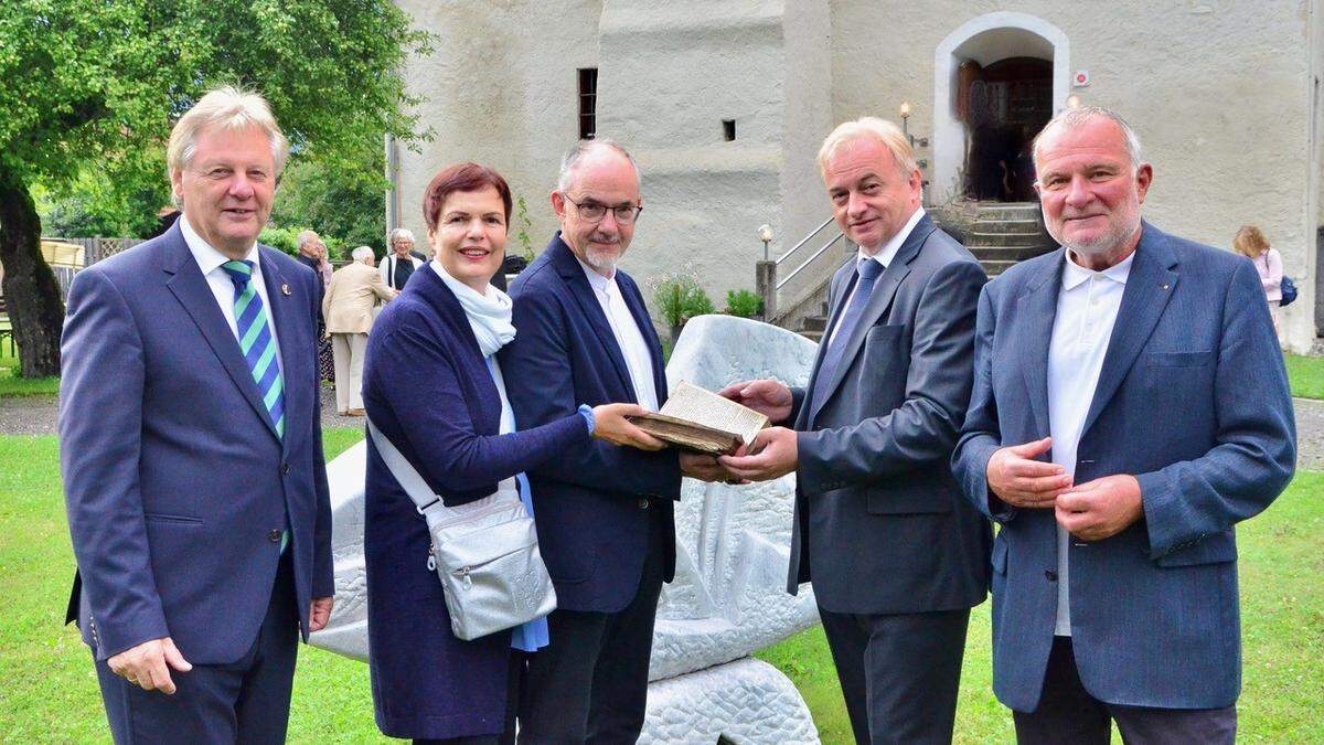 Feierliche Übergabe: Bürgermeister Leopold Astner, Eva und Karlheinz Essl, Museumsobmann Heinz Pansi und Kulturreferent Karl Tillian