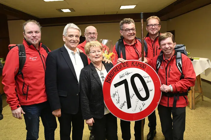 Bergfeunde Kamod gratulierten ihrem Mitglied: Mario Amenitsch, Adam und Elisabeth Unterrieder, Alois Steinwender, Präsident Herbert Egger, Wolfgang Hassler und Werner Kleindienst (von links)