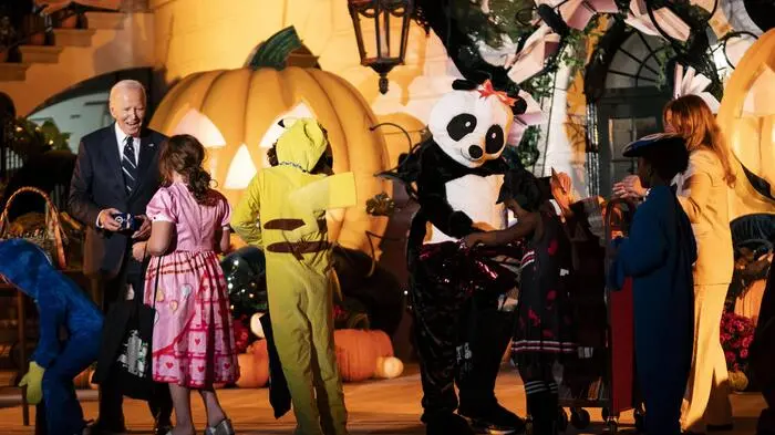 US-Präsident Joe Biden hat zum letzten Mal in seiner Amtszeit Kinder im Weißen Haus zu Halloween begrüßt. 