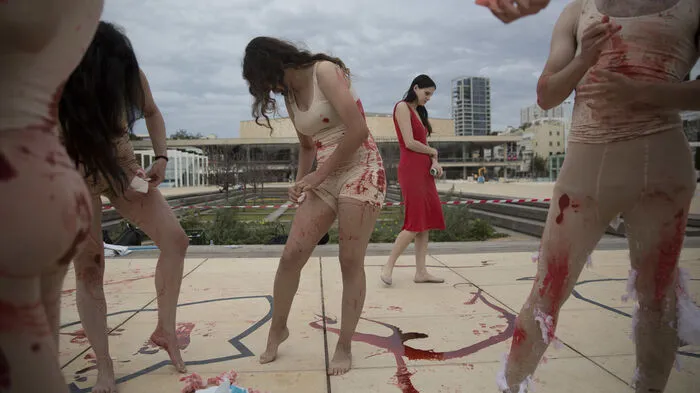 Tierschützer haben sich am Montag in Tel Aviv mit künstlichem Blut beschmiert und eine Aktion gegen den übermäßigen Fleischkonsum und das Tierleid in Szene gesetzt.