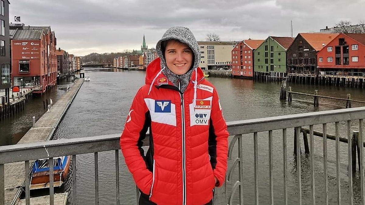 Sophie Sorschag in Trondheim (NOR) vor dem Springen bei der Raw Air 2020