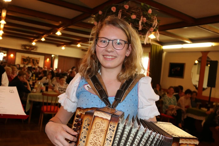Johanna Miklau spielte auf der Harmonika auf.