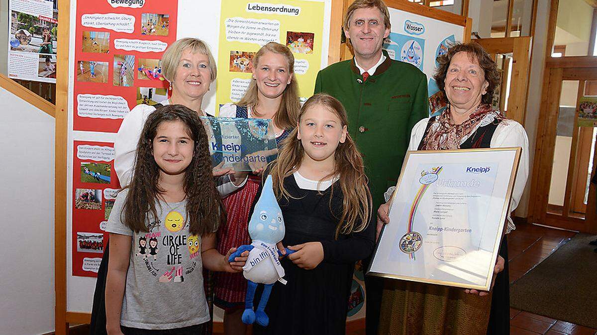 Jubiläumsfeier. Judith Kienzer, Maria Lampel, Hermann Paul Kramer, Annemarie Warl (hinten von links), Marie Ofner und Lara Ebner (vorne von links)