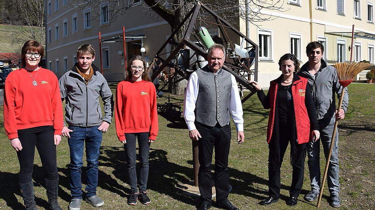 Anna Dullnig, Bernd Unterköfler, Katharina Ambrosch, Josef Huber, Herma Hartweger und Lukas Gollmitzer vorm Hauswirtschaftswürfel