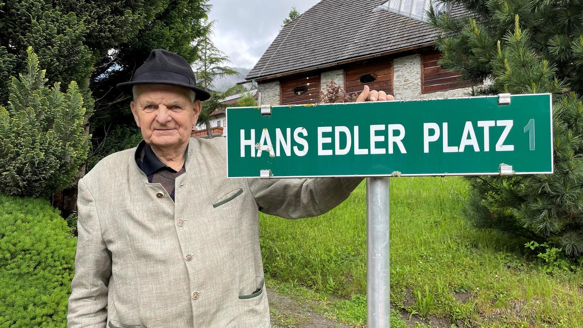 Hans Edler auf dem „Hans Edler Platz 1“. Das ist die Adresse des Holzmuseums. Im Hintergrund der ehemalige Kuhstall, mit dessen Umbau die Erfolgsgeschichte begonnen hat