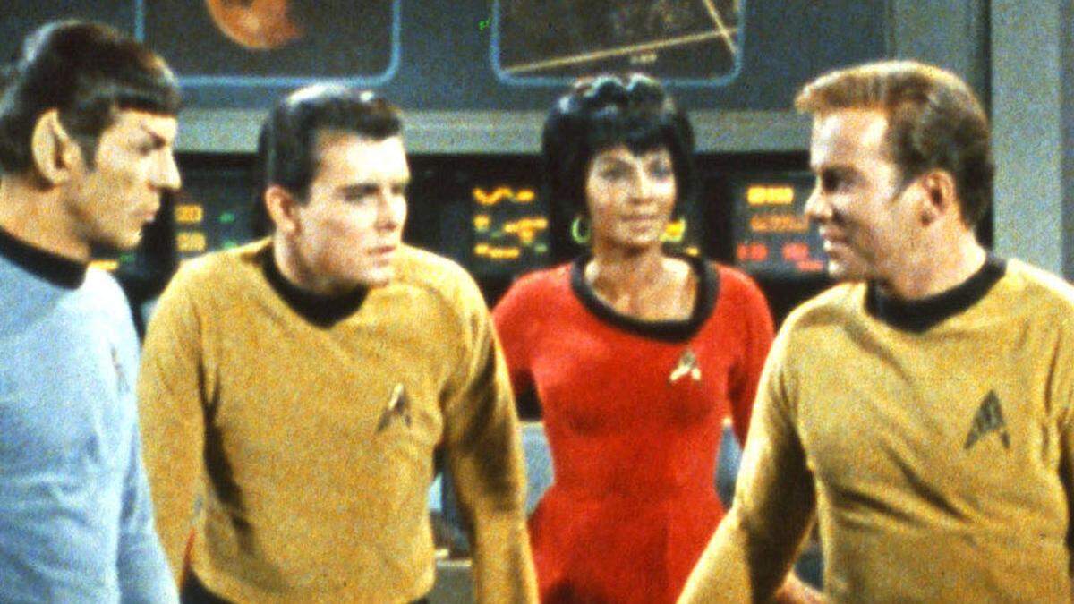 Nichelle Nichols als &quot;Lieutenant Uhura&quot; in der TV-Serie Star Trek. Außerdem im Bild: Leonard Nimoy alias &quot;Spock&quot;, Walter Koenig alias &quot;Chekov&quot;, William Shatner alias &quot;James T. Kirk&quot; 