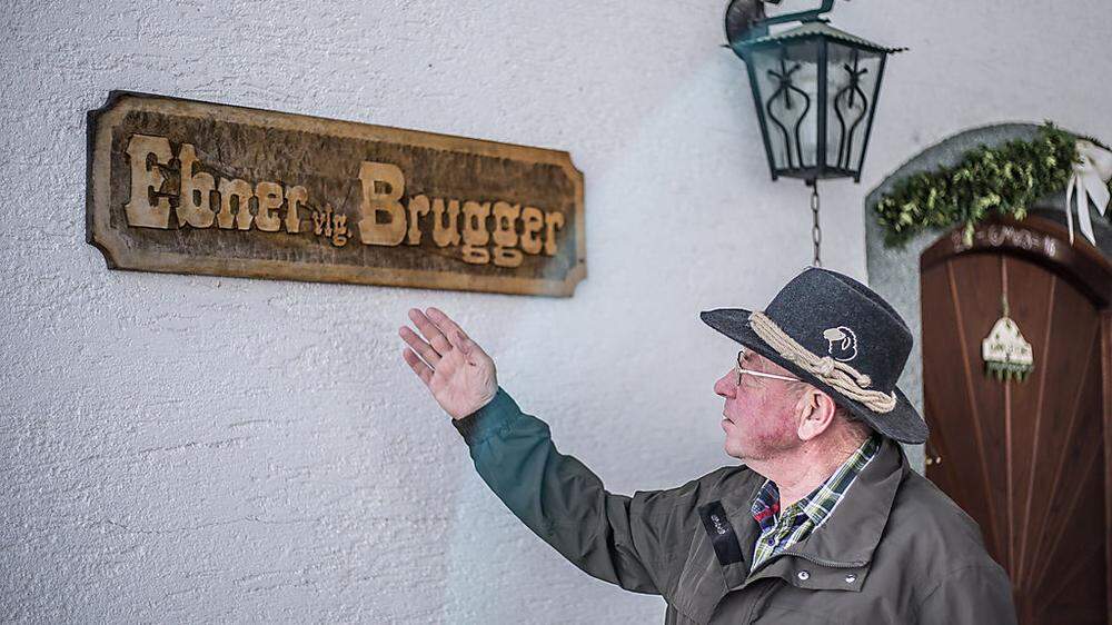 Helmut Ebner aus Treffen zeigt auf den Hofnamen seiner Familie: Brugger, der früher Pruger geschrieben wurde