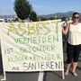 Robert Griesmaier, Andrea Prall und Ortwin Griesmaier bei der Asbest-Demo in Zeltweg