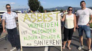 Robert Griesmaier, Andrea Prall und Ortwin Griesmaier bei der Asbest-Demo in Zeltweg