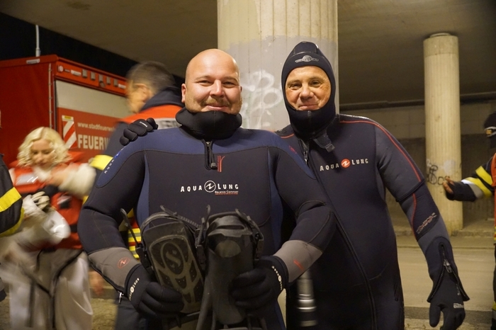 Der Kommandant der FF Leoben-Stadt, Gerhard Wurzer, konnte dort eine große Besucherschar willkommen heißen, die das Christkind und die Taucher mit viel Applaus bedachte.