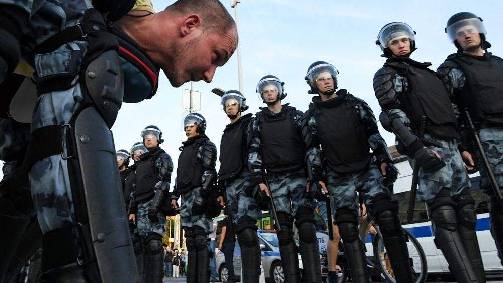 Die Polizei nimmt einen Demonstranten in Moskau fest